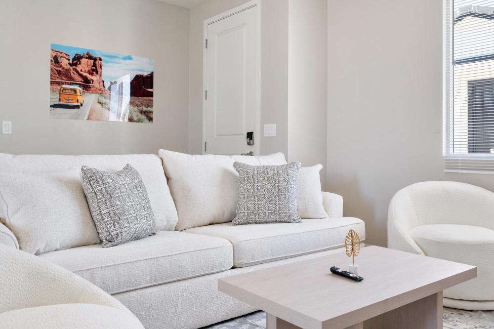 Spacious Two Bedroom Two Bathroom with Free Parking and Cozy Beds